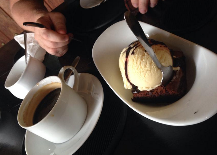 Kaffe med brownie på Pedlars inn.