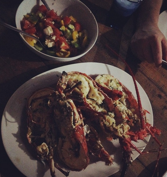 Langustrar med tomat- och fetaostsallad hos East Surf Cabanas.